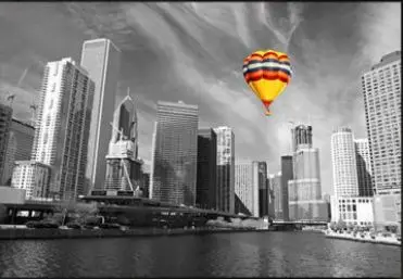 Šareni Balon u Gradskom Nebu – sa ramom
