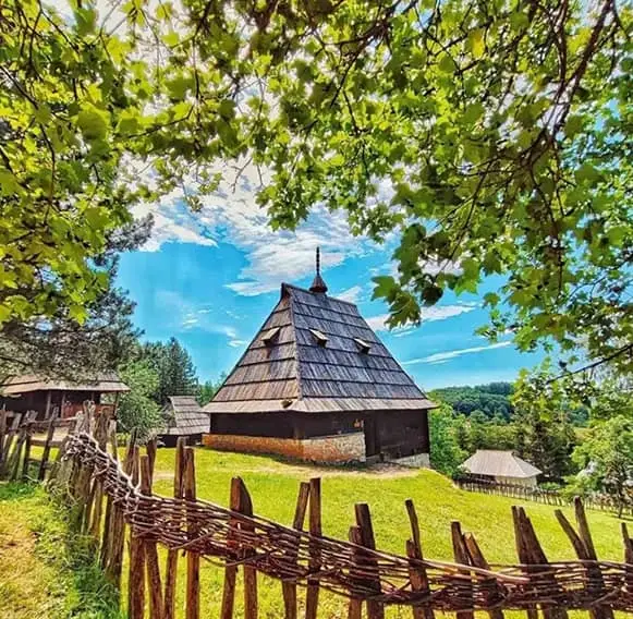 Šumska brvnara – sa ramom
